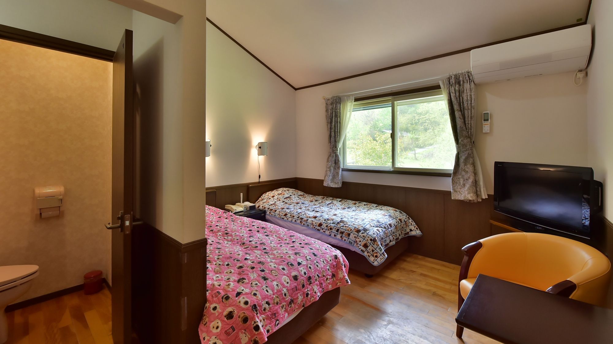 洋室［ツイン］洗面・トイレ付