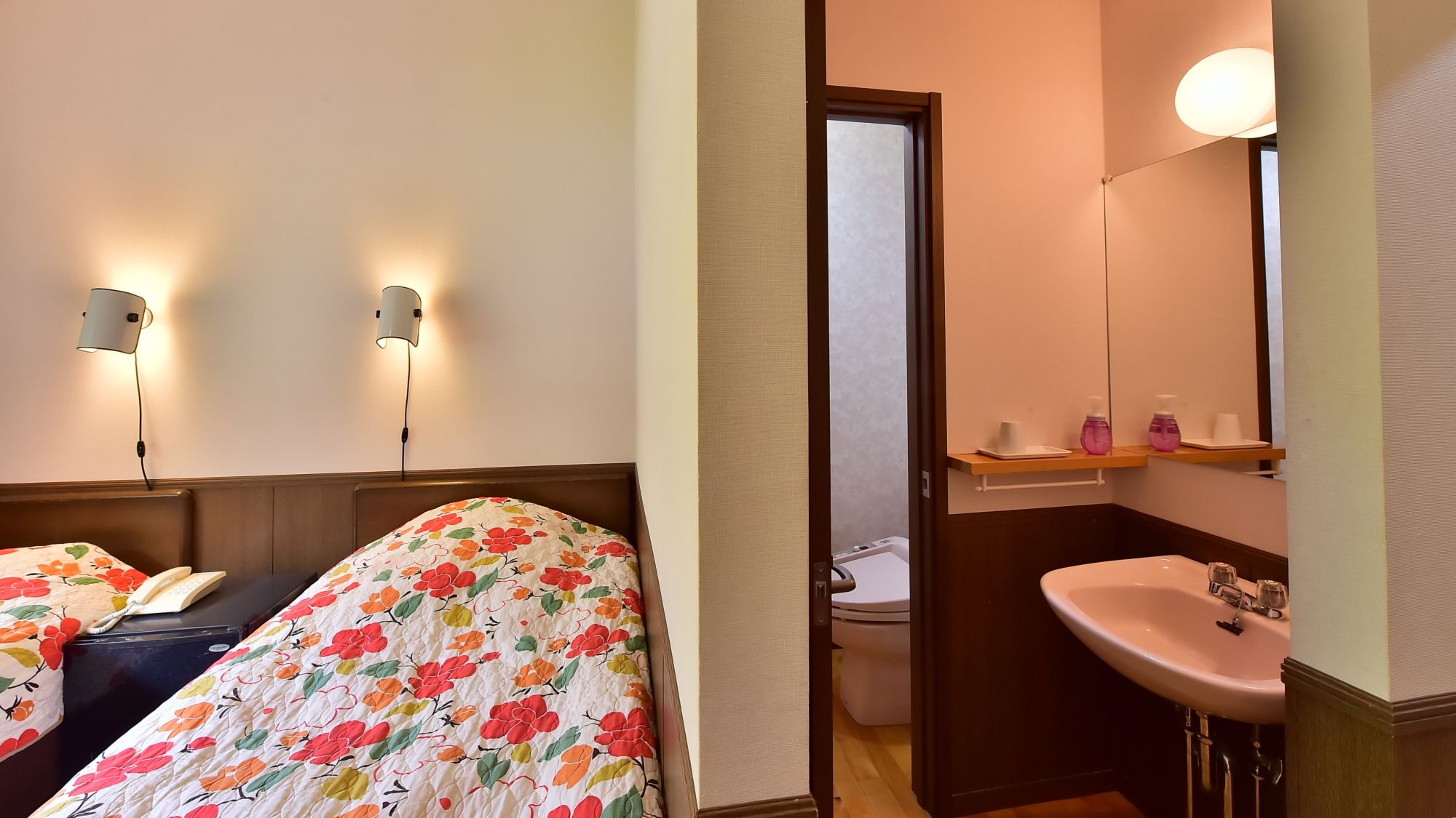 洋室［ツイン］洗面・トイレ付