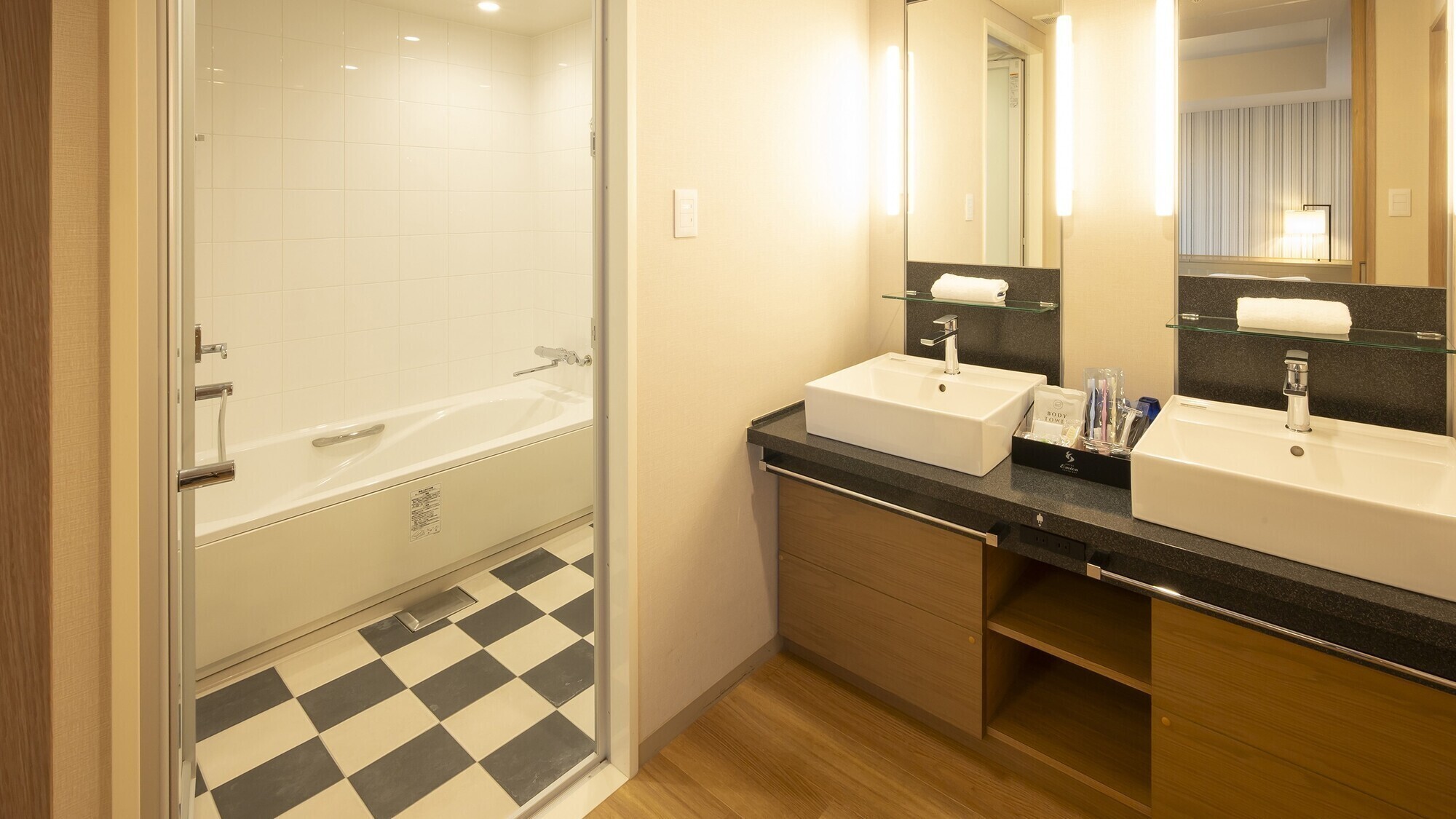 洗い場付きバスルーム（スクエアコーナーフォース）