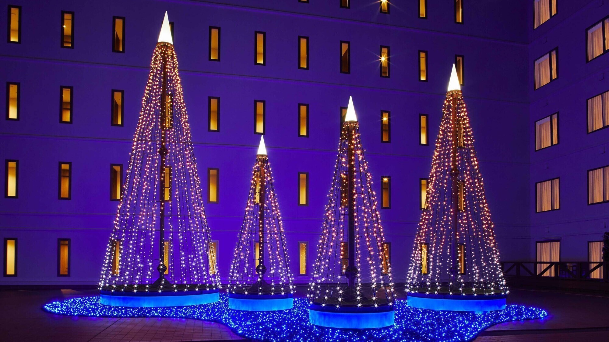 中庭イルミネーション点灯時（エミオンスクエア）