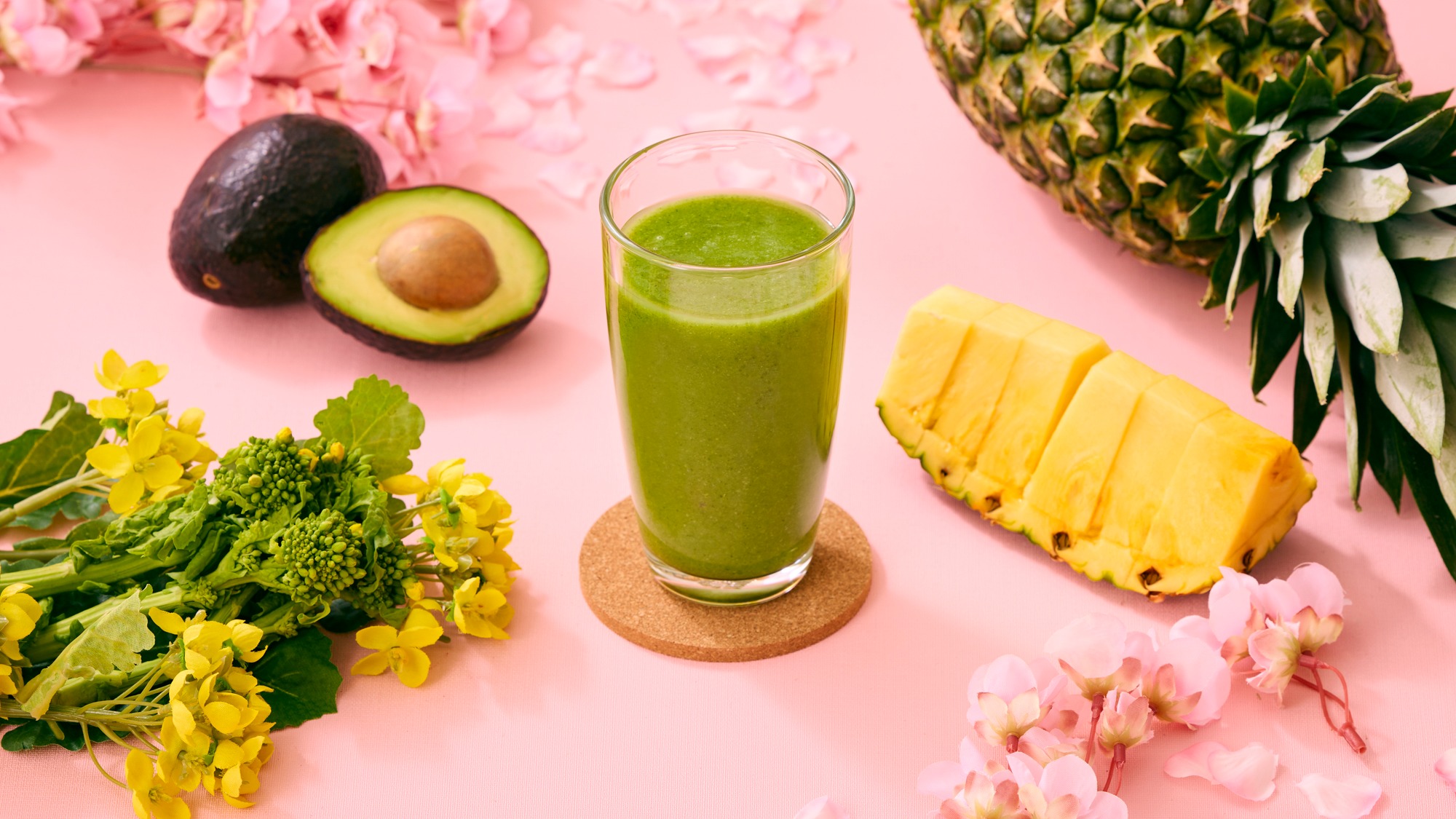 【菜の花とパインのスムージー】パインの甘みで飲みやすく仕上げた、菜の花の風味広がるグリーンスムージー