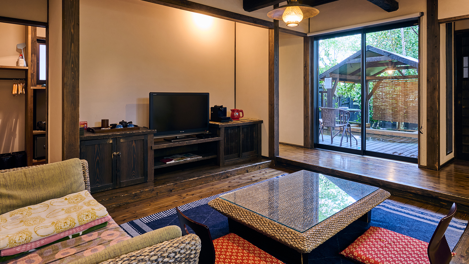 【離れ洋室】太い梁と洋室が見事に融合した「新しいのに懐かしい」客室／一例