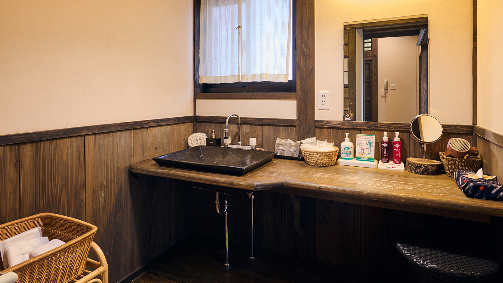 【離れ洋室】太い梁と洋室が見事に融合した「新しいのに懐かしい」客室／一例