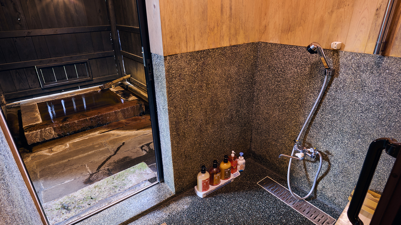 【離れ和洋室】テラスの向こうは露天風呂‥ゆっくりとした時間をお過ごしください／一例