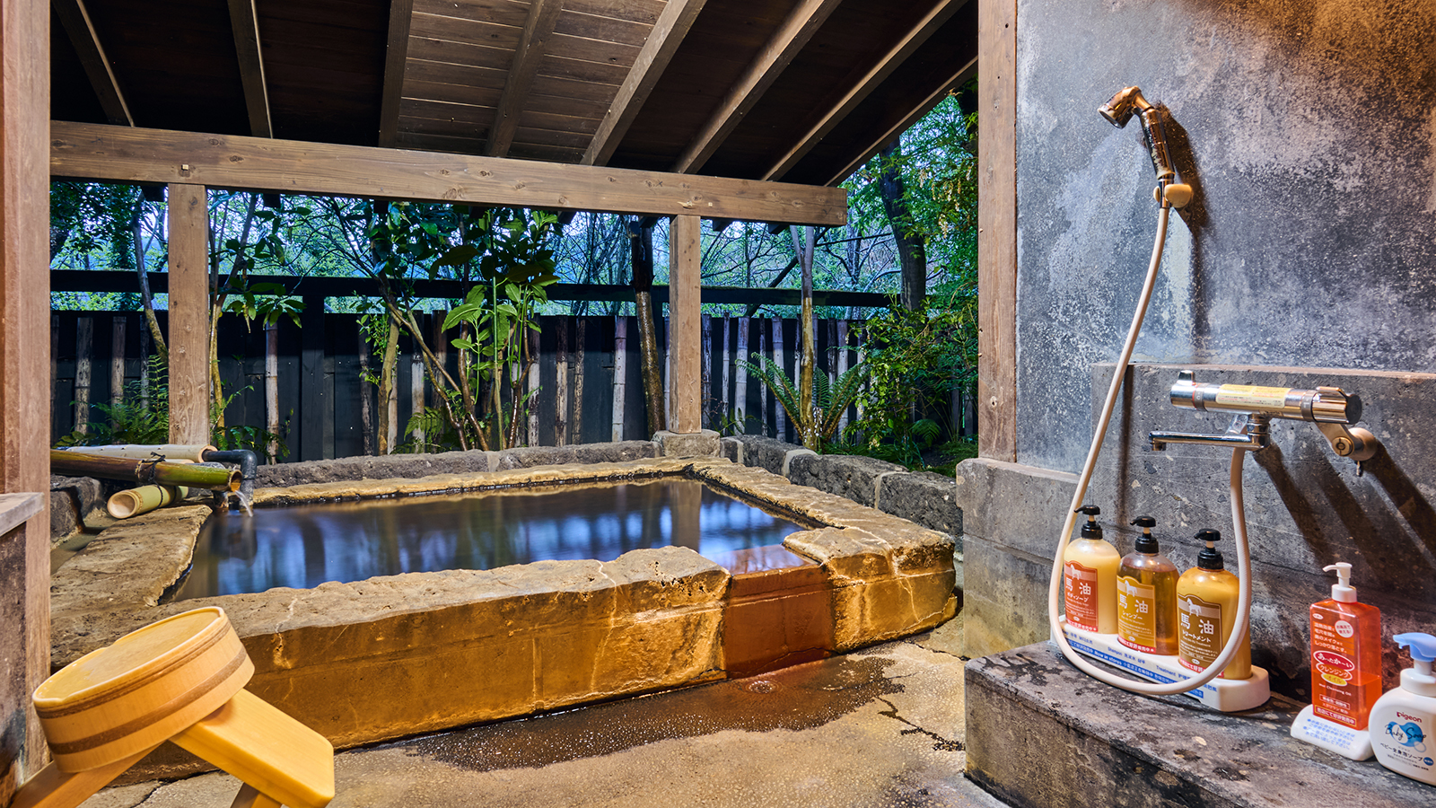 【離れ和室二間】広々とした離れ客室には..露天風呂も備わります／一例