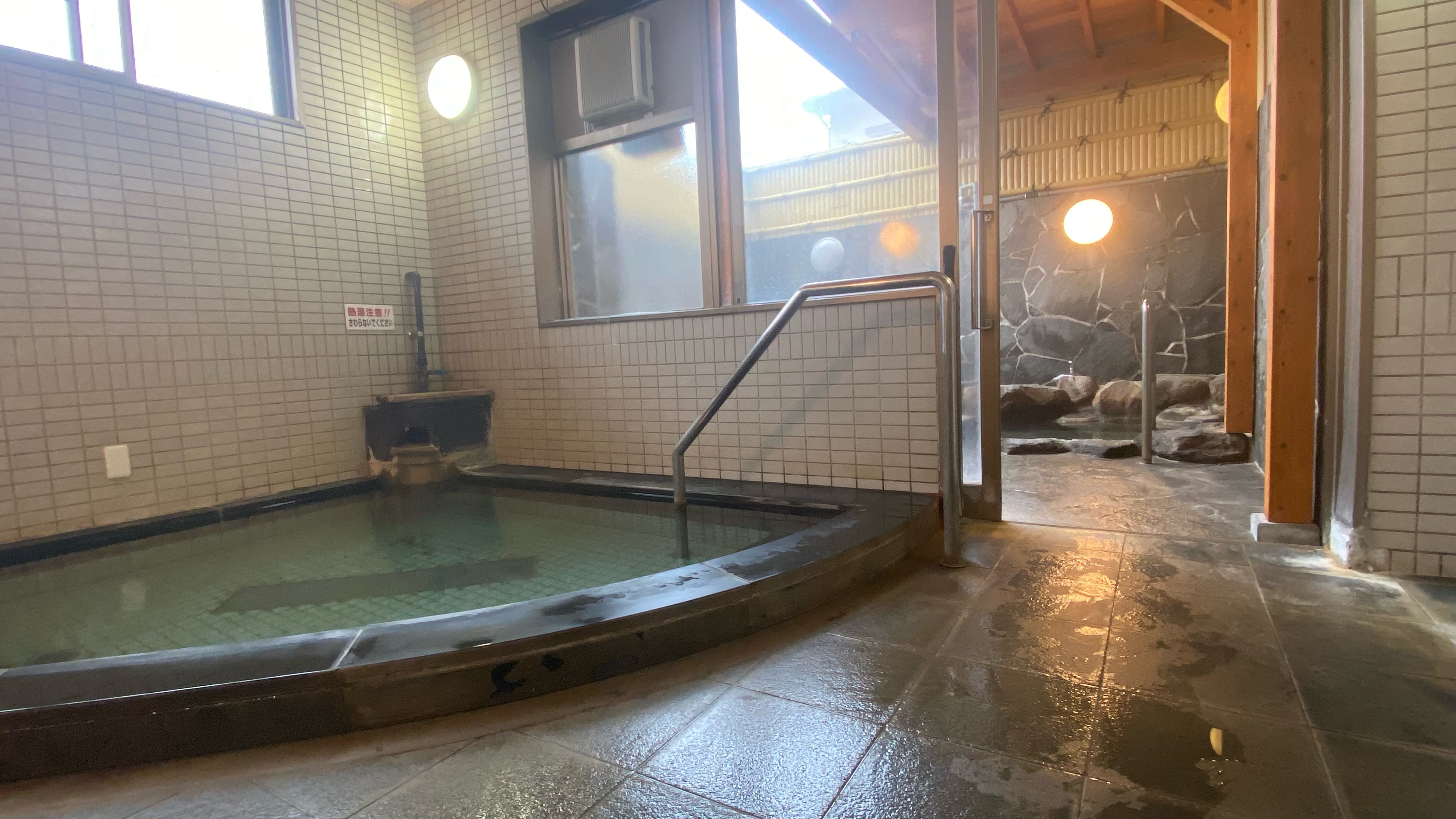 内湯と外湯がついている広いタイプの貸切風呂となっております。 ご宿泊のお客様は当館自慢の貸切風呂を何度でも無料でご使用できます。