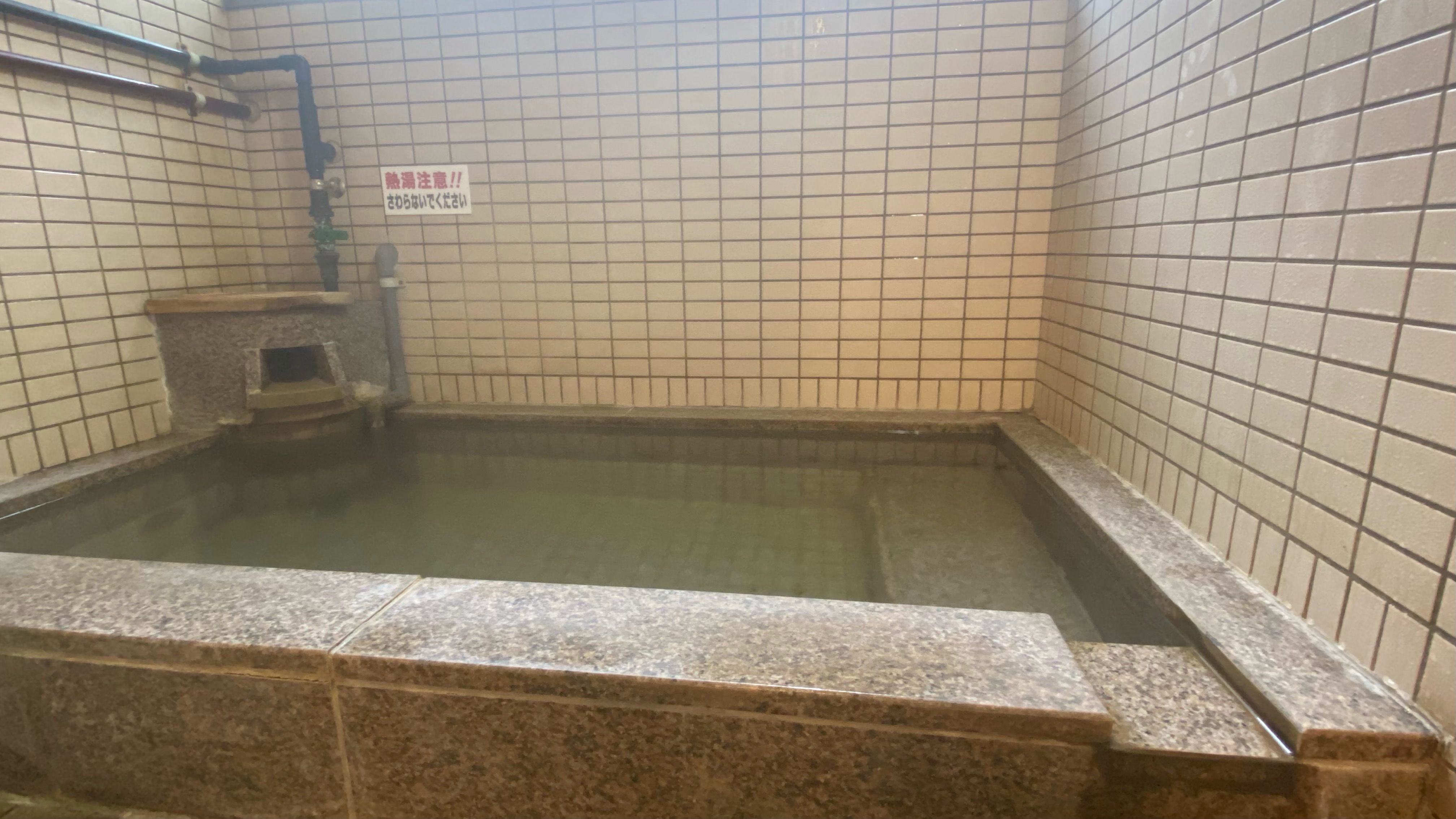 内湯でこじんまりとしたタイプの貸切風呂となっております。 ご宿泊のお客様は当館自慢の貸切風呂を何度でも無料でご使用できます。