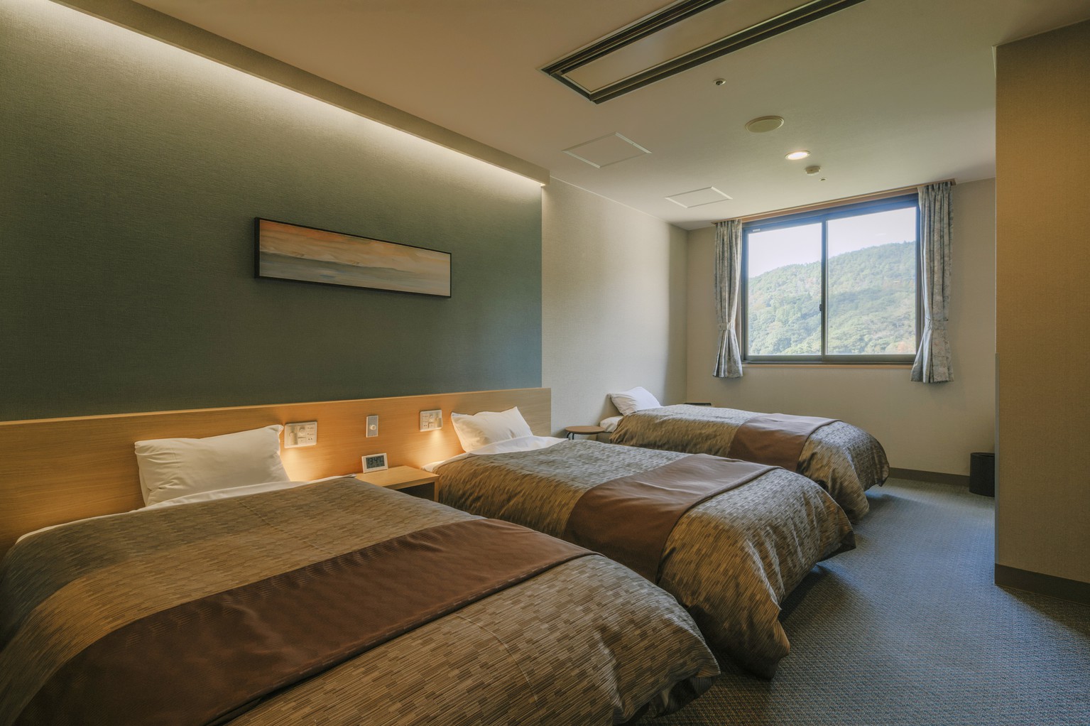 高千穂館 洋室ツイン＋エキストラベッド３名利用時イメージ
