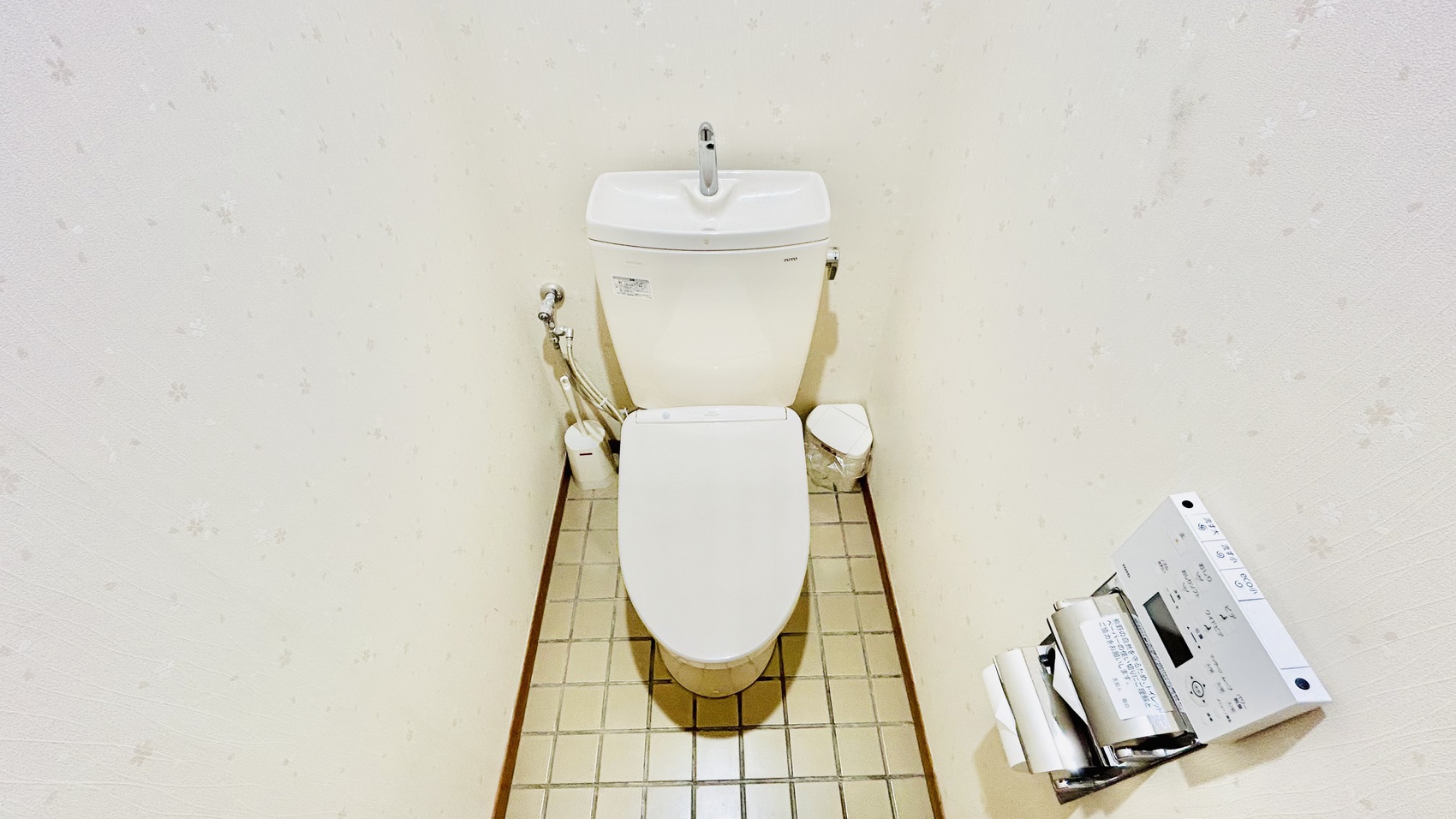 【源泉かけ流し露天風呂付和室／和室10畳／和室8畳】独立したセパレートタイプのトイレです。