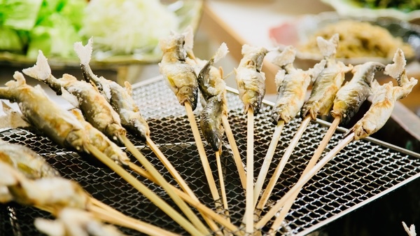 【夕食バイキング】炭火でじっくりと焼き上げた鮎の塩焼き（一例）