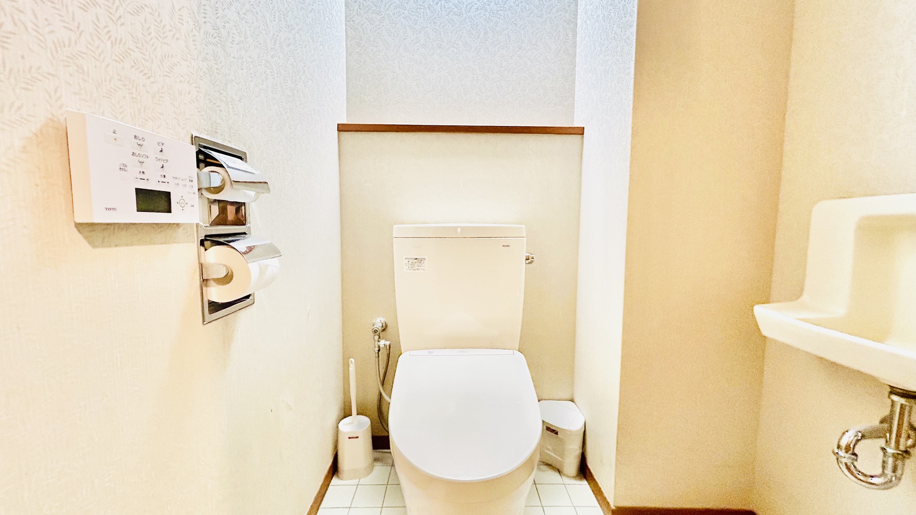 【特別室（和洋室）／和室12.5畳】独立したセパレートタイプのトイレです。
