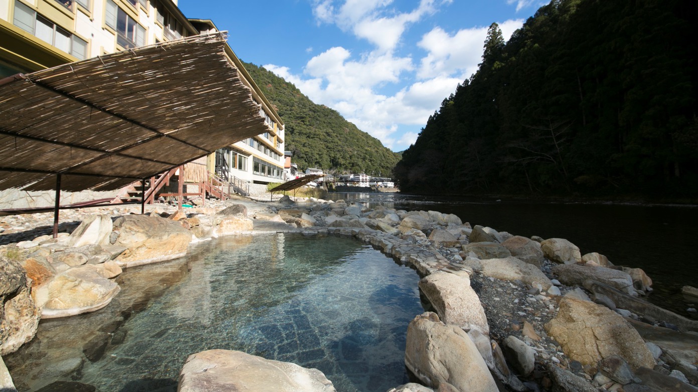 大浴場（内湯）から外に出れば大塔川の河原、開放的な露天風呂へ。熊野の大自然に囲まれた川湯です。