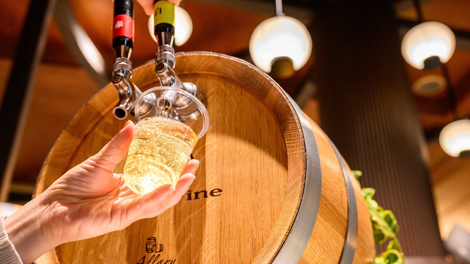 【ロビーラウンジ】ワインなどのアルコール飲料をご用意しております