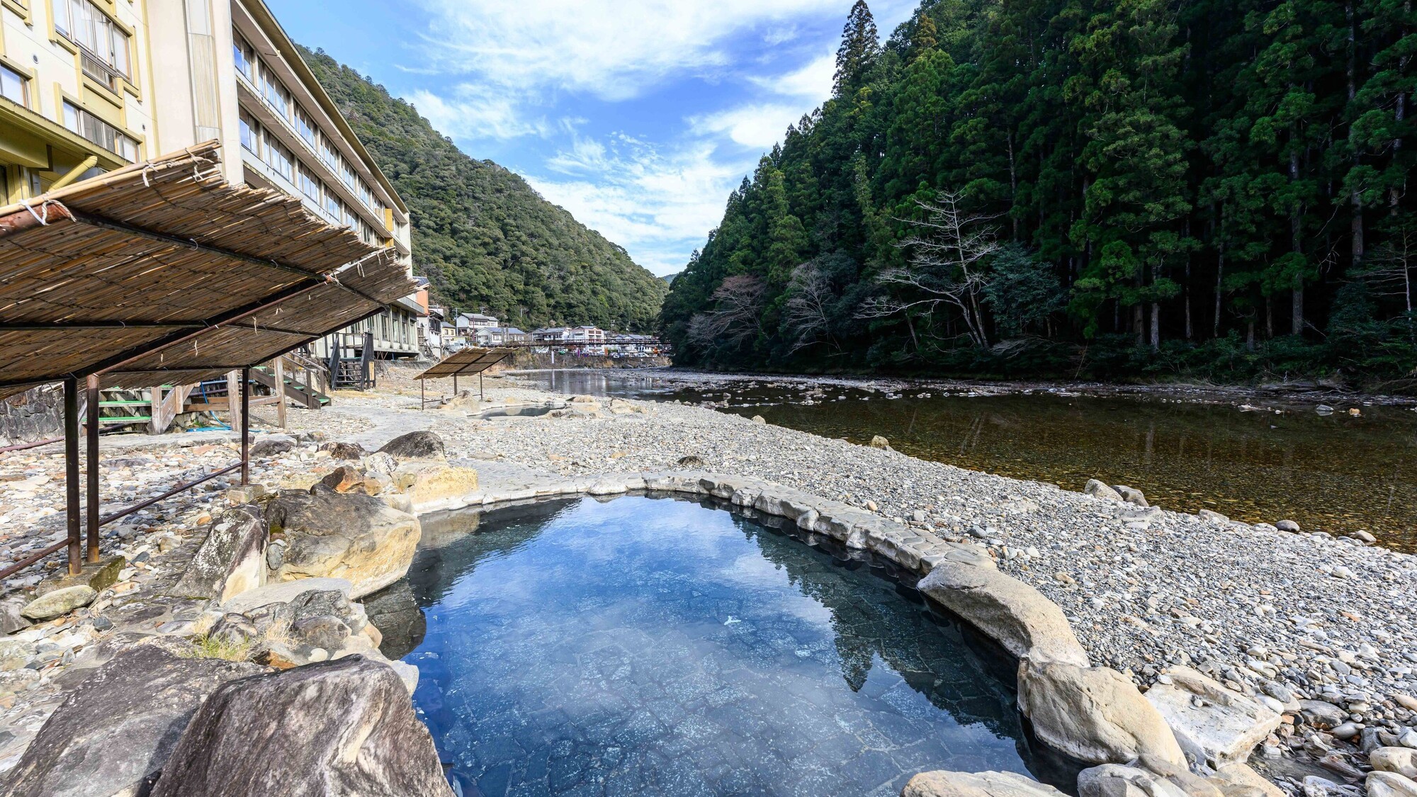 大浴場（内湯）から外に出れば開放的な露天風呂です