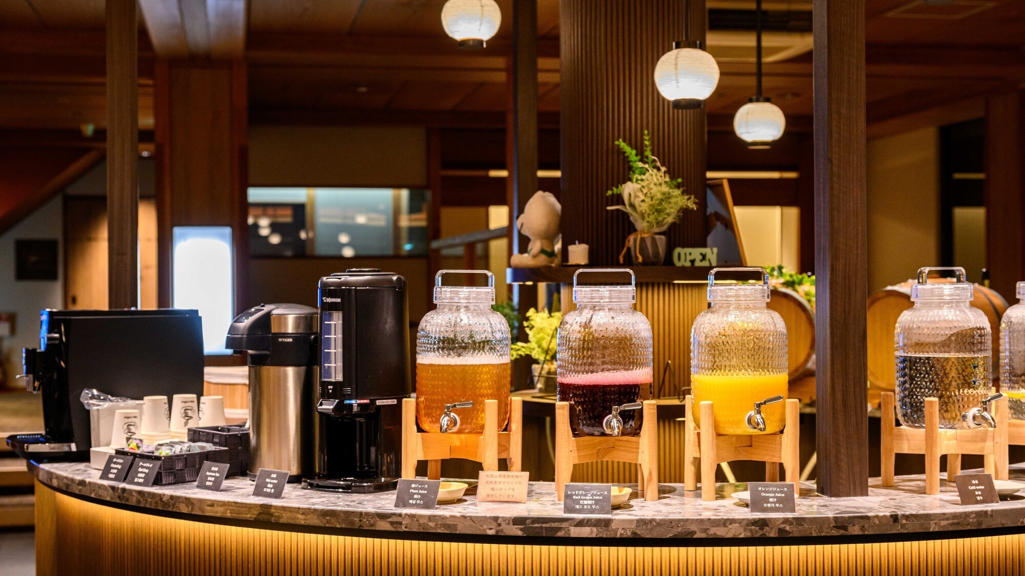 【ロビーラウンジ】ソフトドリンクからアルコール飲料までさまざまな種類のお飲み物をご用意しております