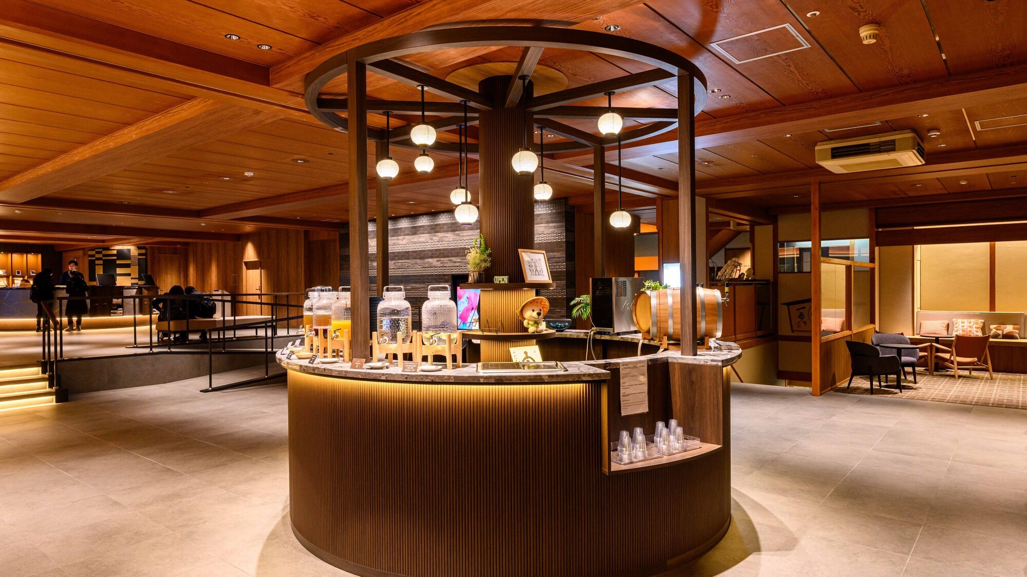 【ロビーラウンジ】ソフトドリンクからアルコール飲料までさまざまな種類のお飲み物をご用意しております