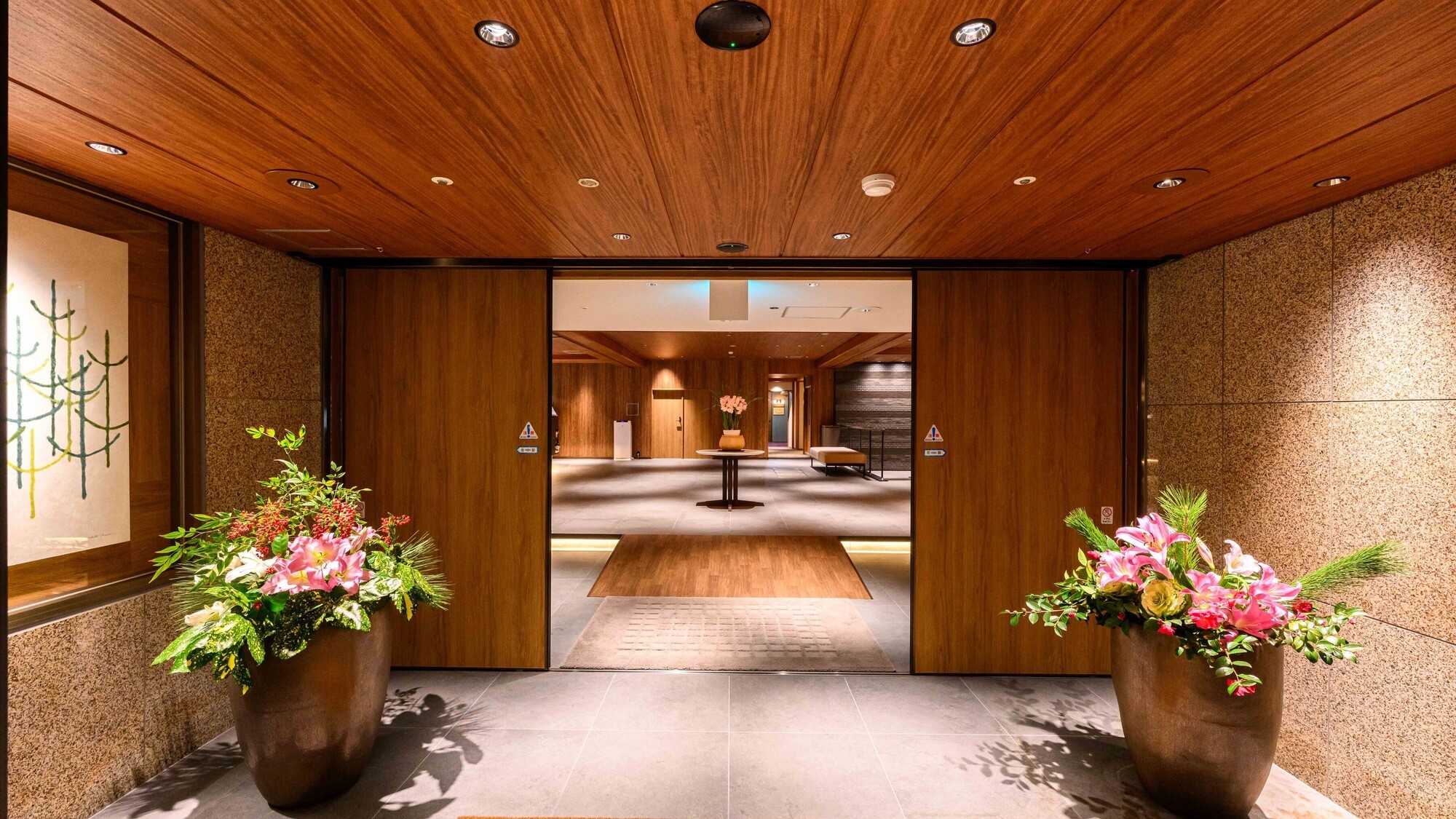 【正面玄関】新しい装いで皆様をお迎えいたします