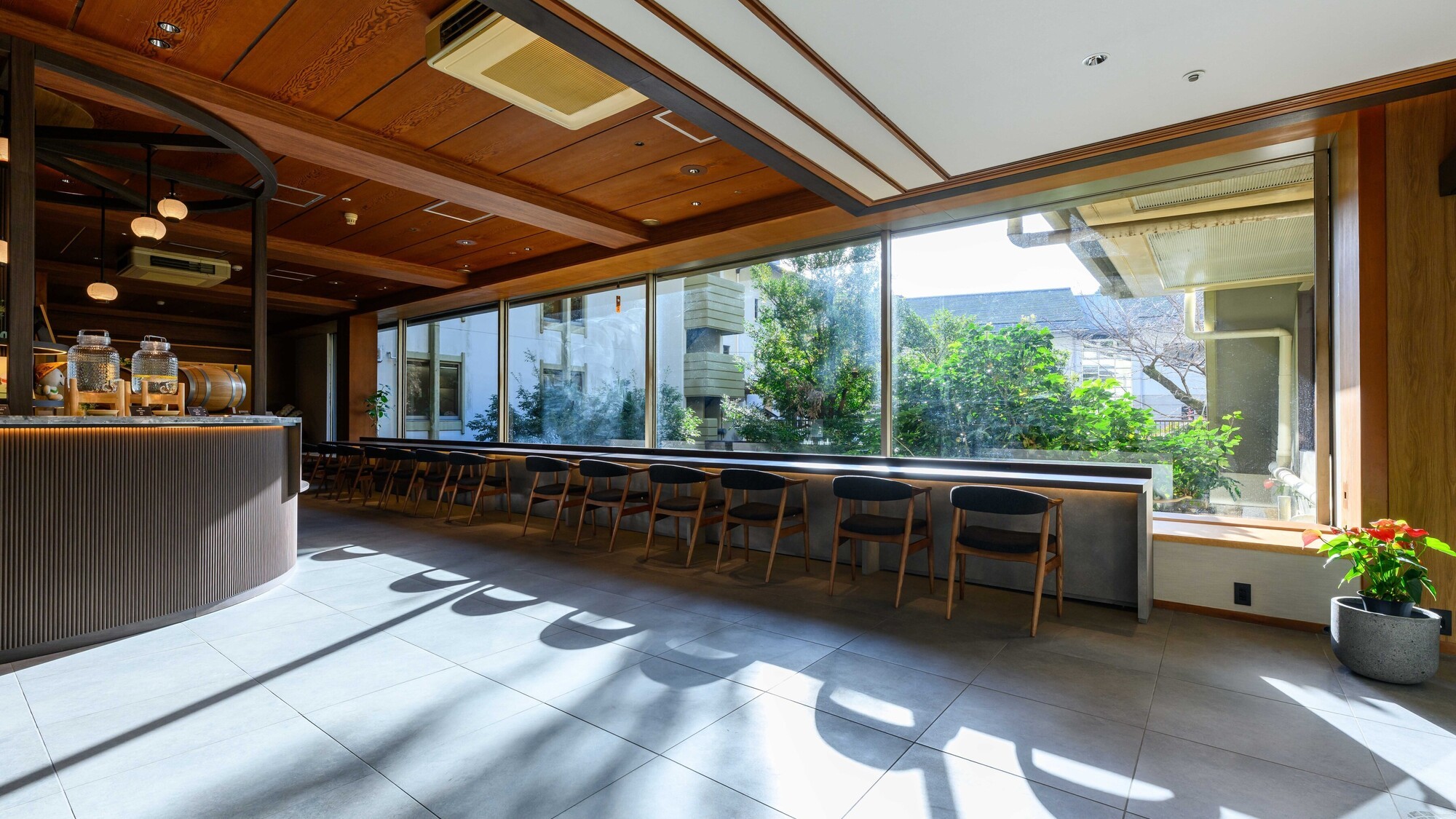 【ロビーラウンジ】窓一面に広がるグリーンビューを活かし、豊かな陽光が降り注ぐ開放的な空間