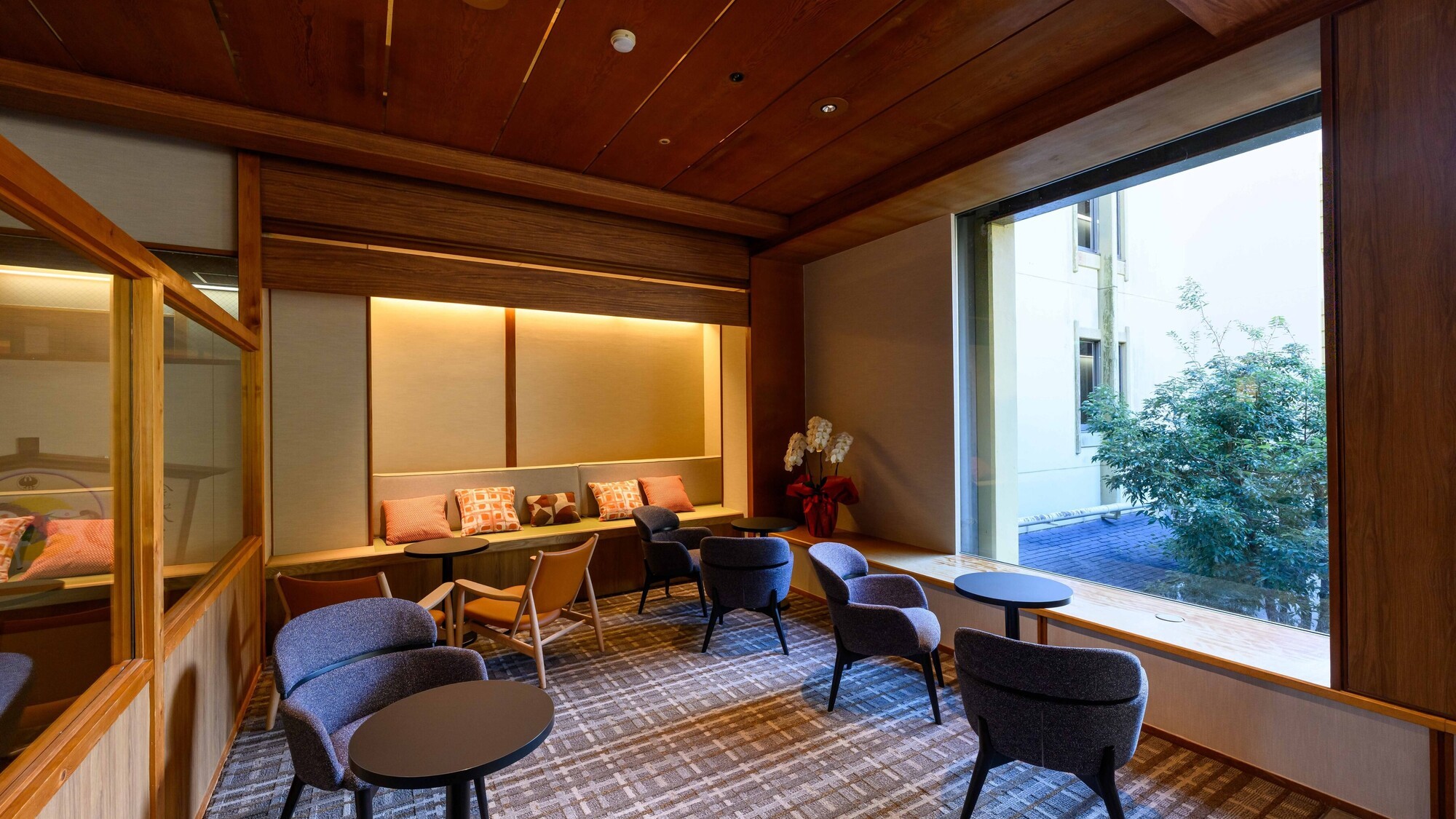 【ロビーラウンジ】椅子とテーブルをご用意しておりますので、ゆったりと休憩や会話をお楽しみください。