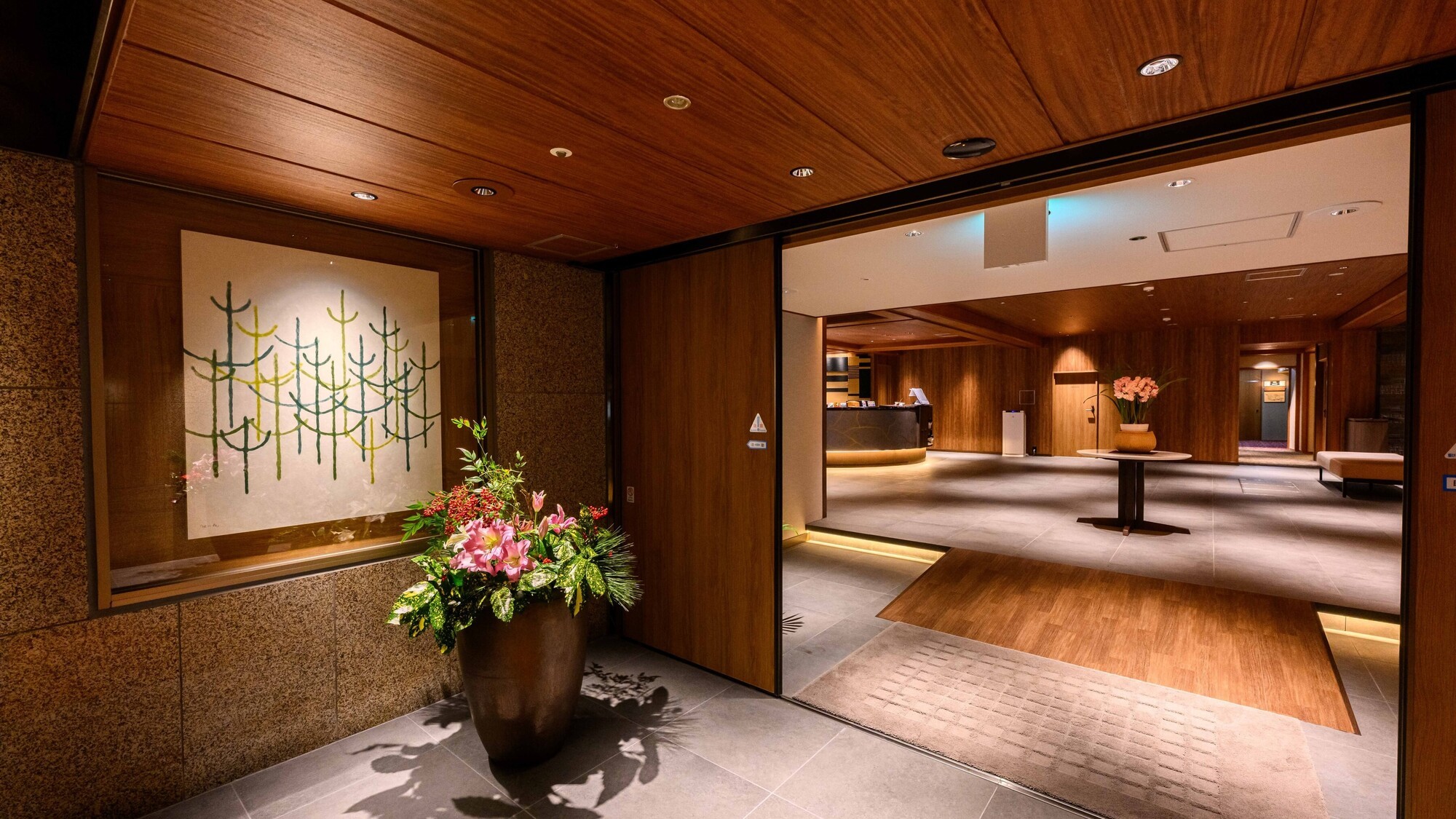 【正面玄関】新しい装いで皆様をお迎えいたします