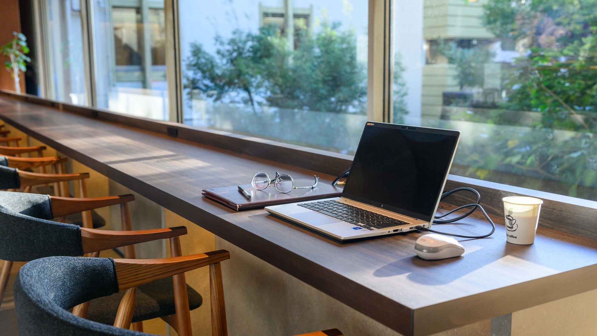 【ロビーラウンジ】テーブルにコンセントを備えているので、パソコンでのお仕事にもご利用ください