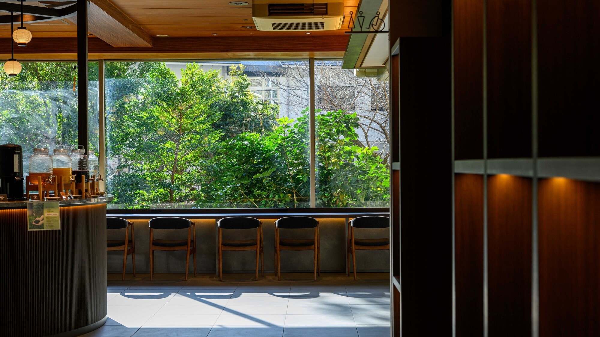 【ロビーラウンジ】窓の外に広がる緑の景色とやわらかな自然光に包まれた、開放感あふれるロビーラウンジ