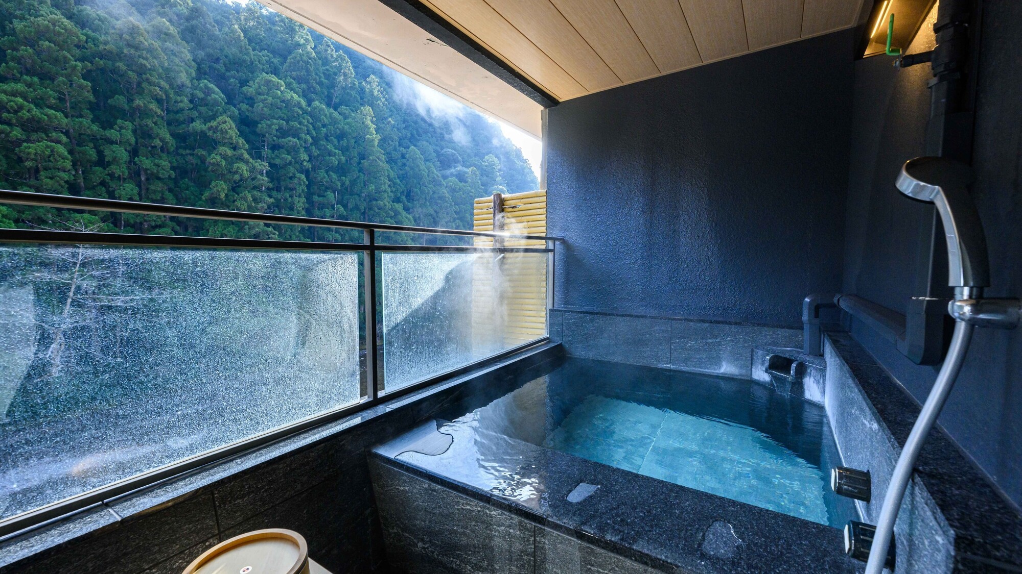 【緑翠スイート】源泉かけ流し露天風呂＋サンルーム