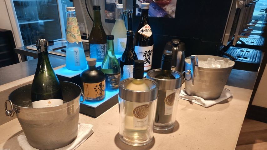 飲み放題付 ♪ 『常陸鴨』『伊勢えび』『アワビ』から選べる3種の贅沢。約70種類のビュッフェを堪能！