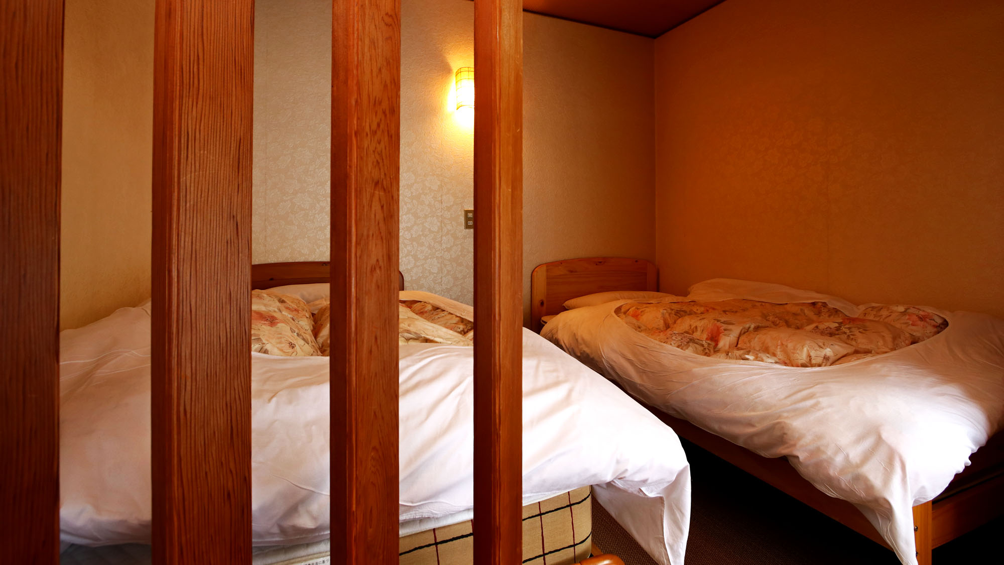 おまかせ和洋室：シングルベッド２台と和室８畳の客室の一例　　　