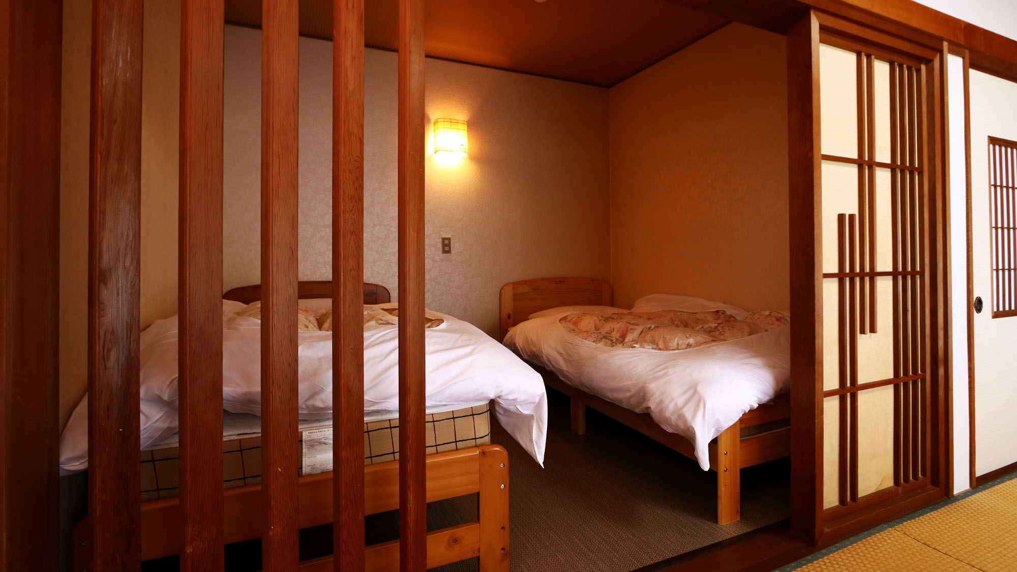 おまかせ和洋室：シングルベッド２台と和室８畳の客室の一例　　