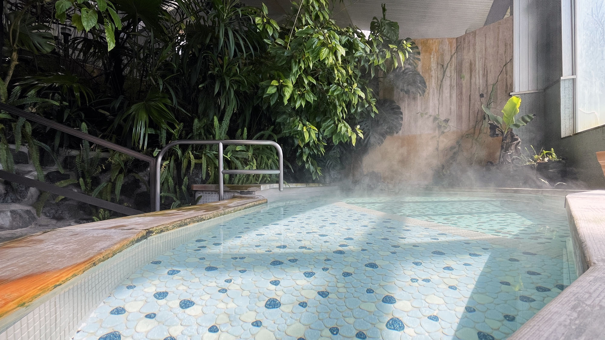 男湯：ジャングル風呂！名物温泉です