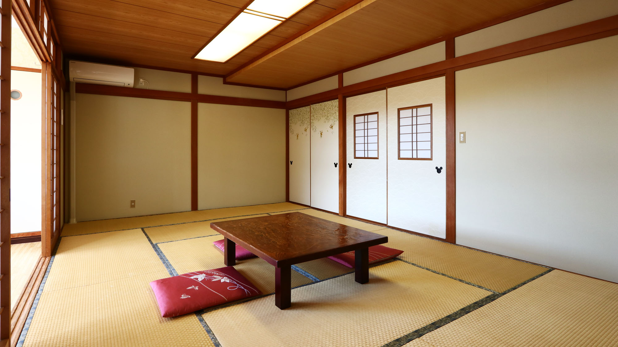 おまかせ和室：広々の二間和室でのんびりできる客室の一例