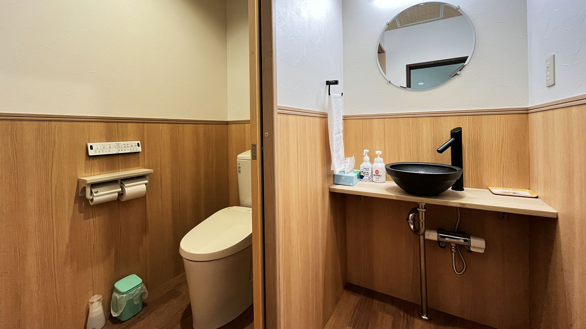 おまかせ和洋室：シングルベッド２台と和室８畳の客室の一例　ウォシュレット付きトイレ完備