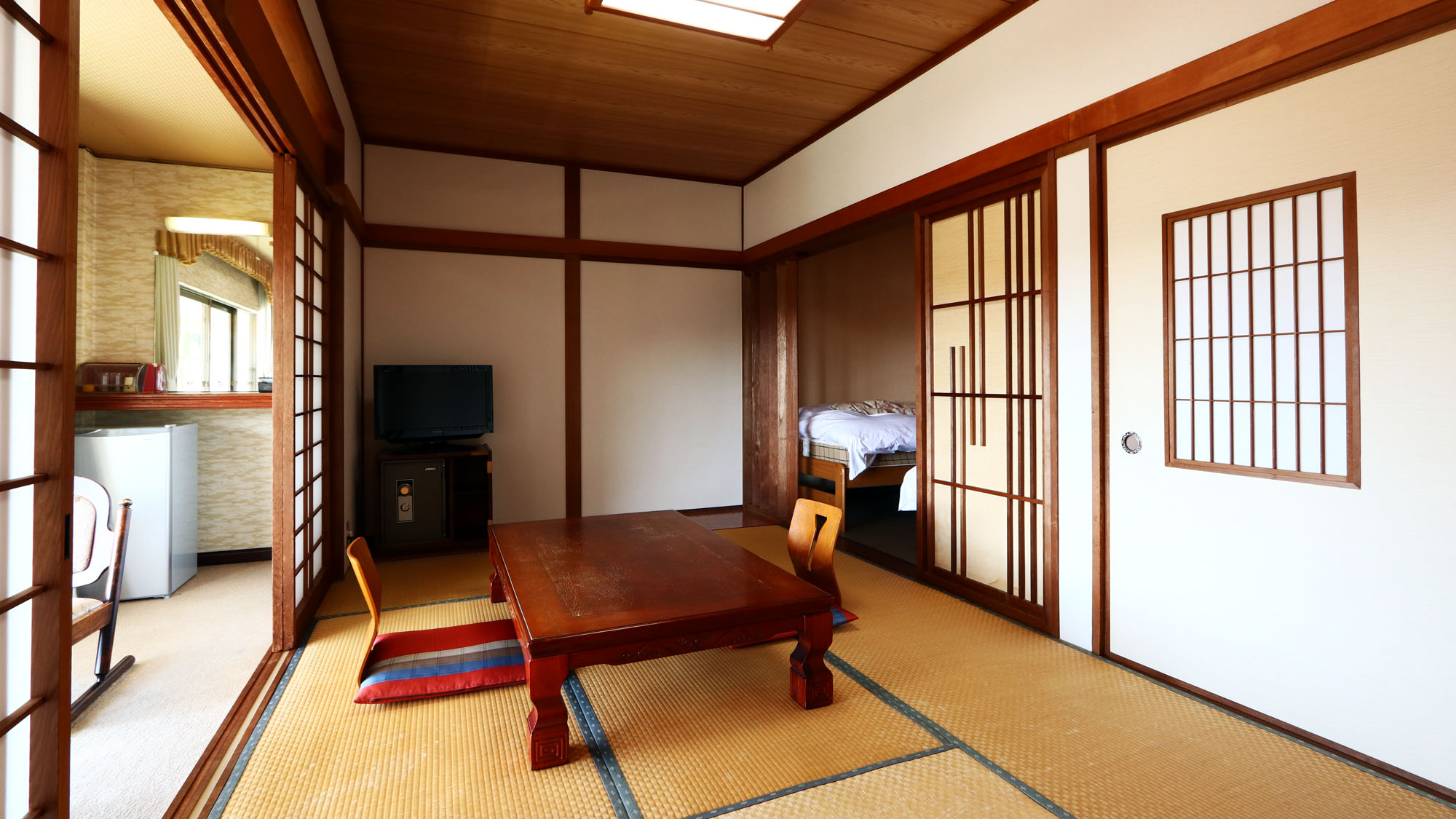 おまかせ和洋室：シングルベッド２台と和室８畳の客室の一例