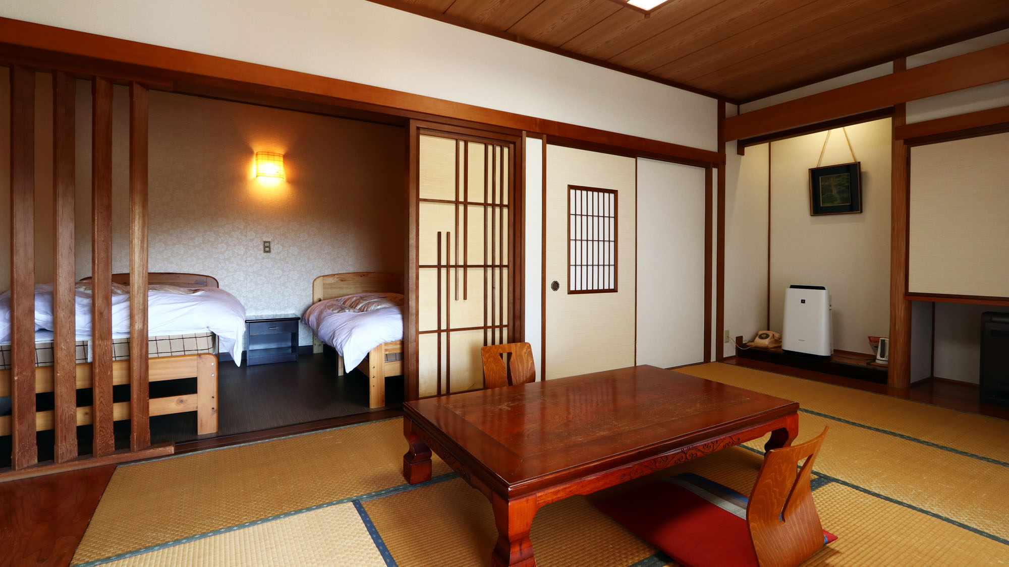 おまかせ和洋室：シングルベッド２台と和室８畳の客室の一例