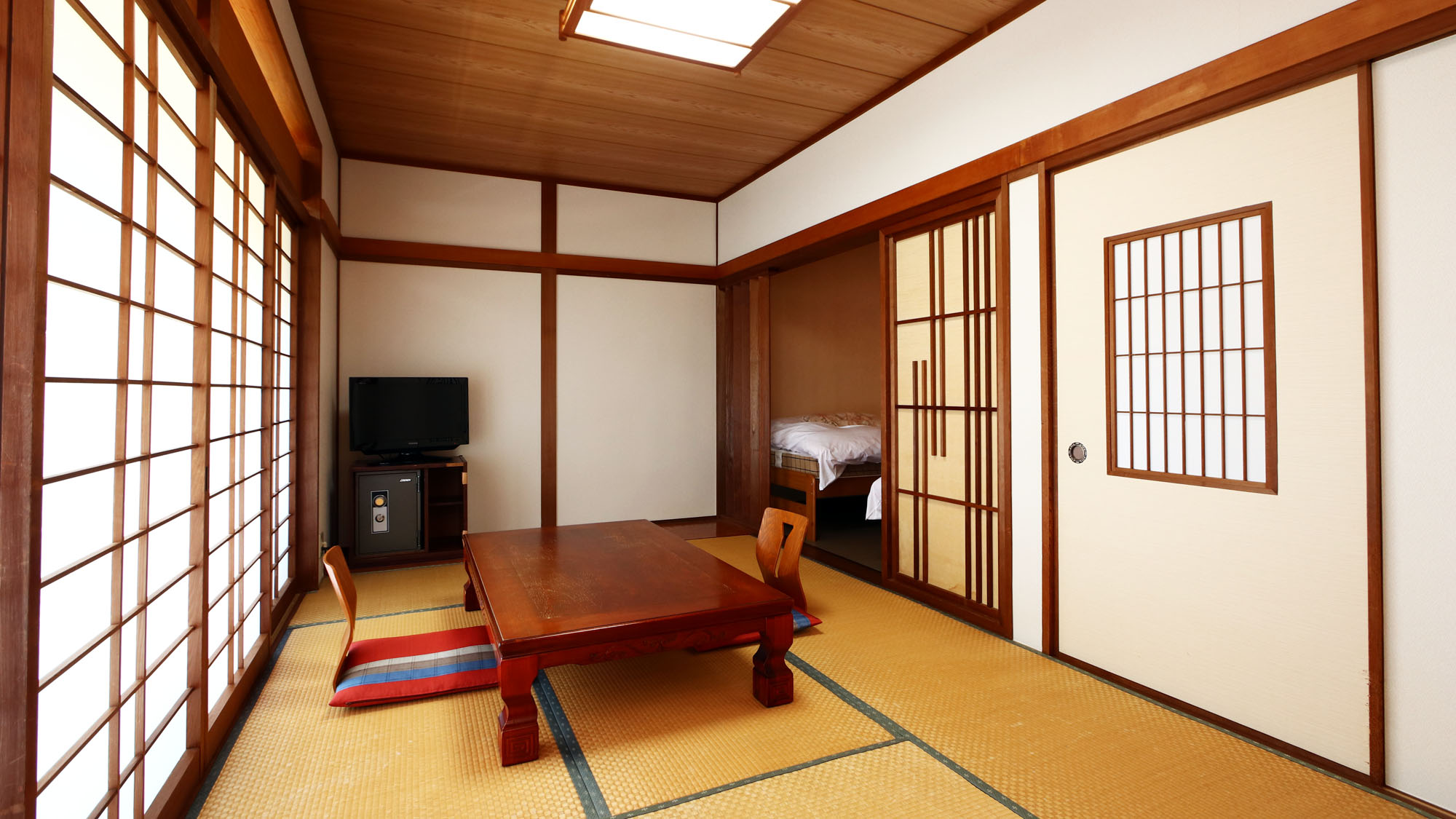 おまかせ和洋室：シングルベッド２台と和室８畳の客室の一例　