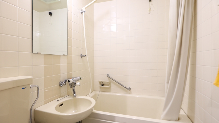 客室のバスルーム一例　館内に大浴場があります。