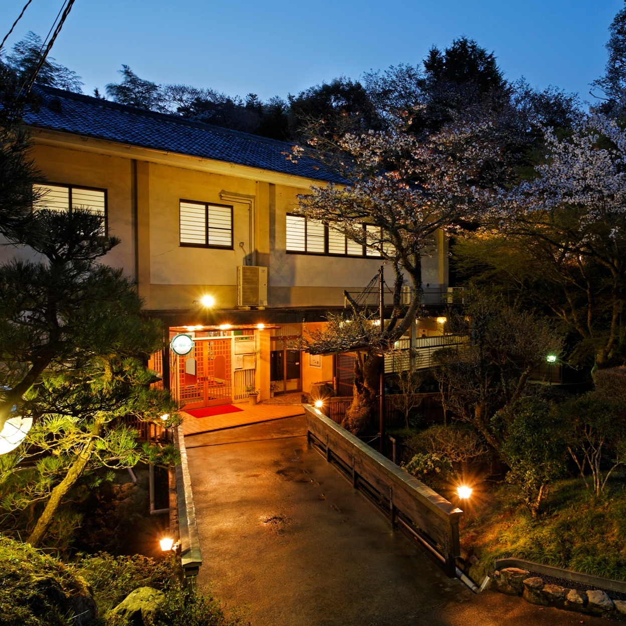 旅館正面（夜景）