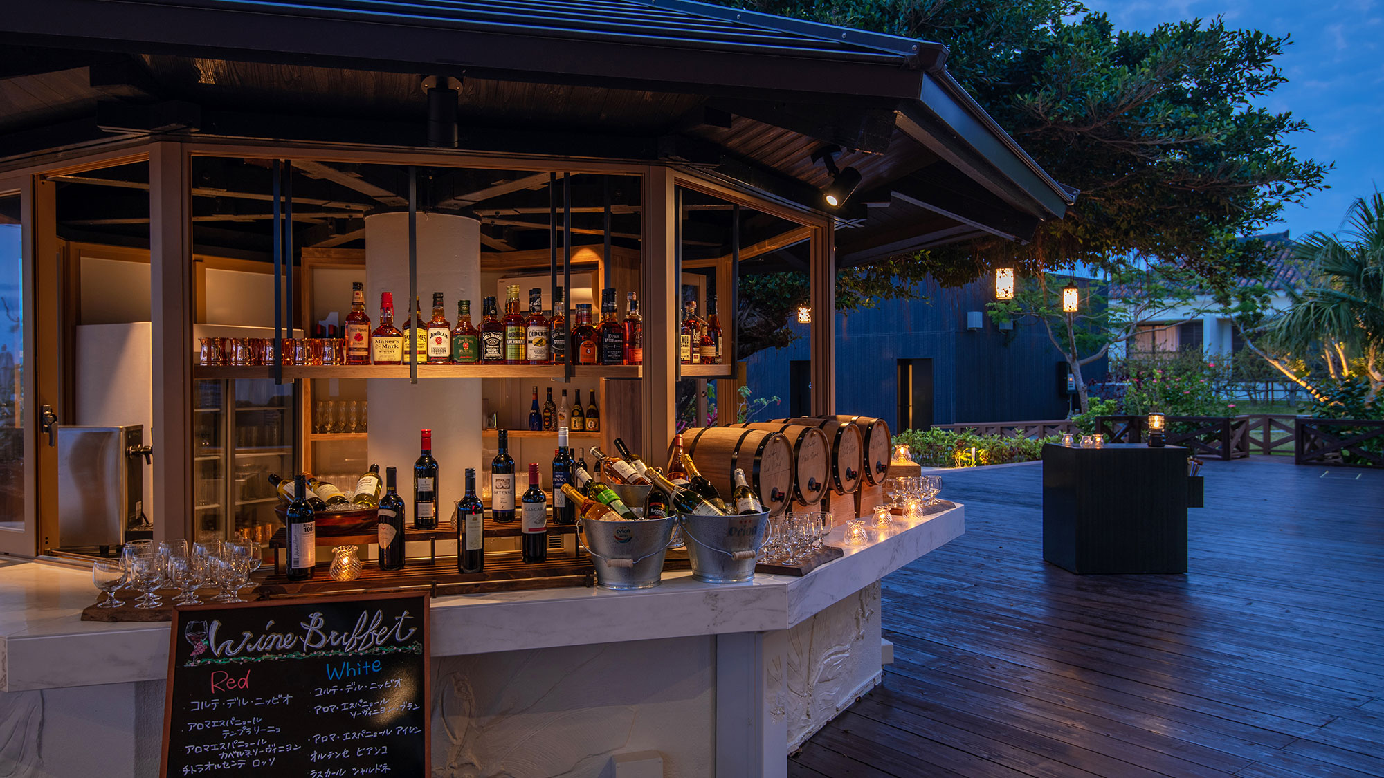 【BEACHSIDE GRILL 夏至南風】泡盛ワイン20種類以上を含む飲み放題も（有料）※季節営業