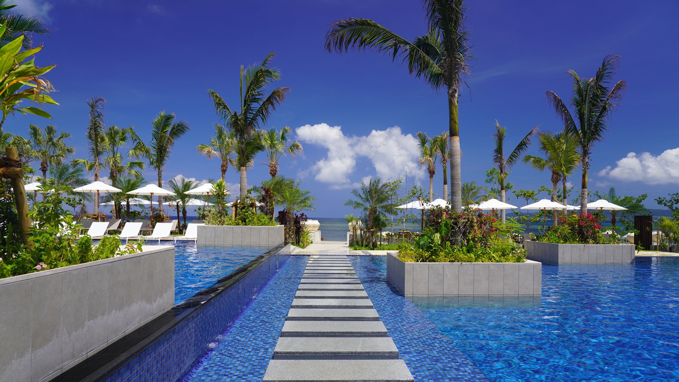 フサキビーチリゾートのプール夏