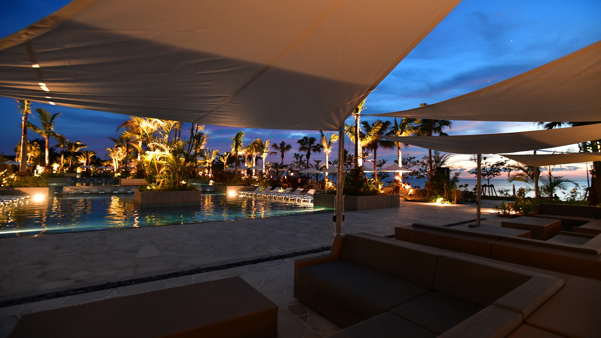 【THE STAR BAR】サンセットの後はキラキラ輝くプールの前で心地よい石垣の夜を