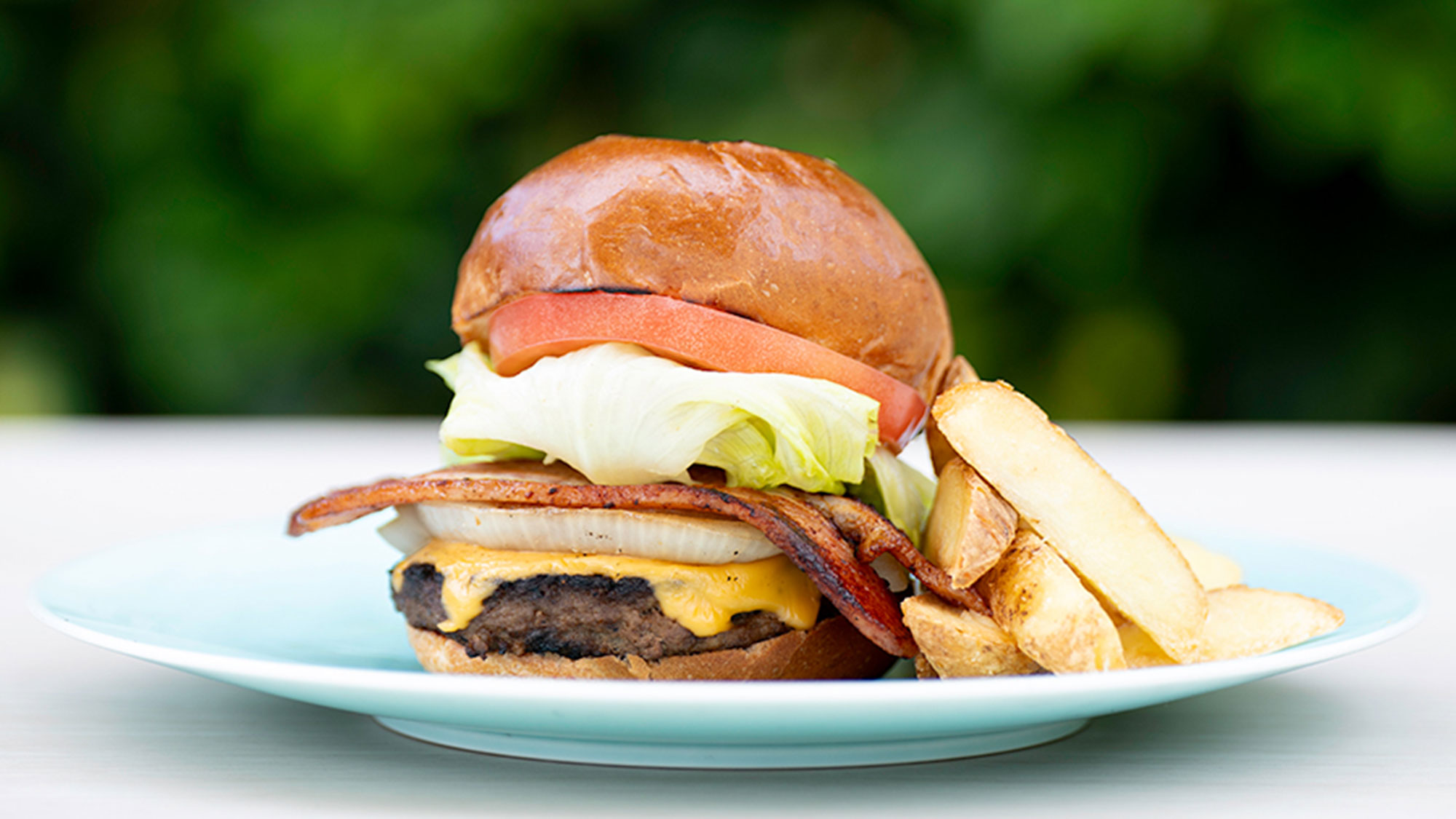 【Aqua Garden Cafe】石垣牛と沖縄産ベーコンチーズバーガー
