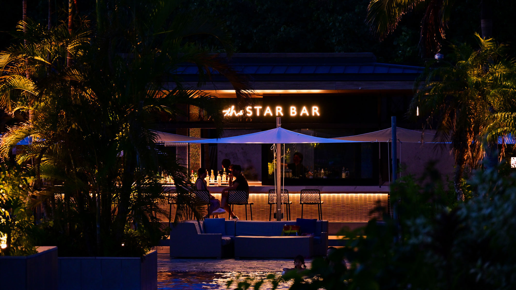 【THE STAR BAR】ライトアップされ輝くプールを目の前に大人のリゾート空間