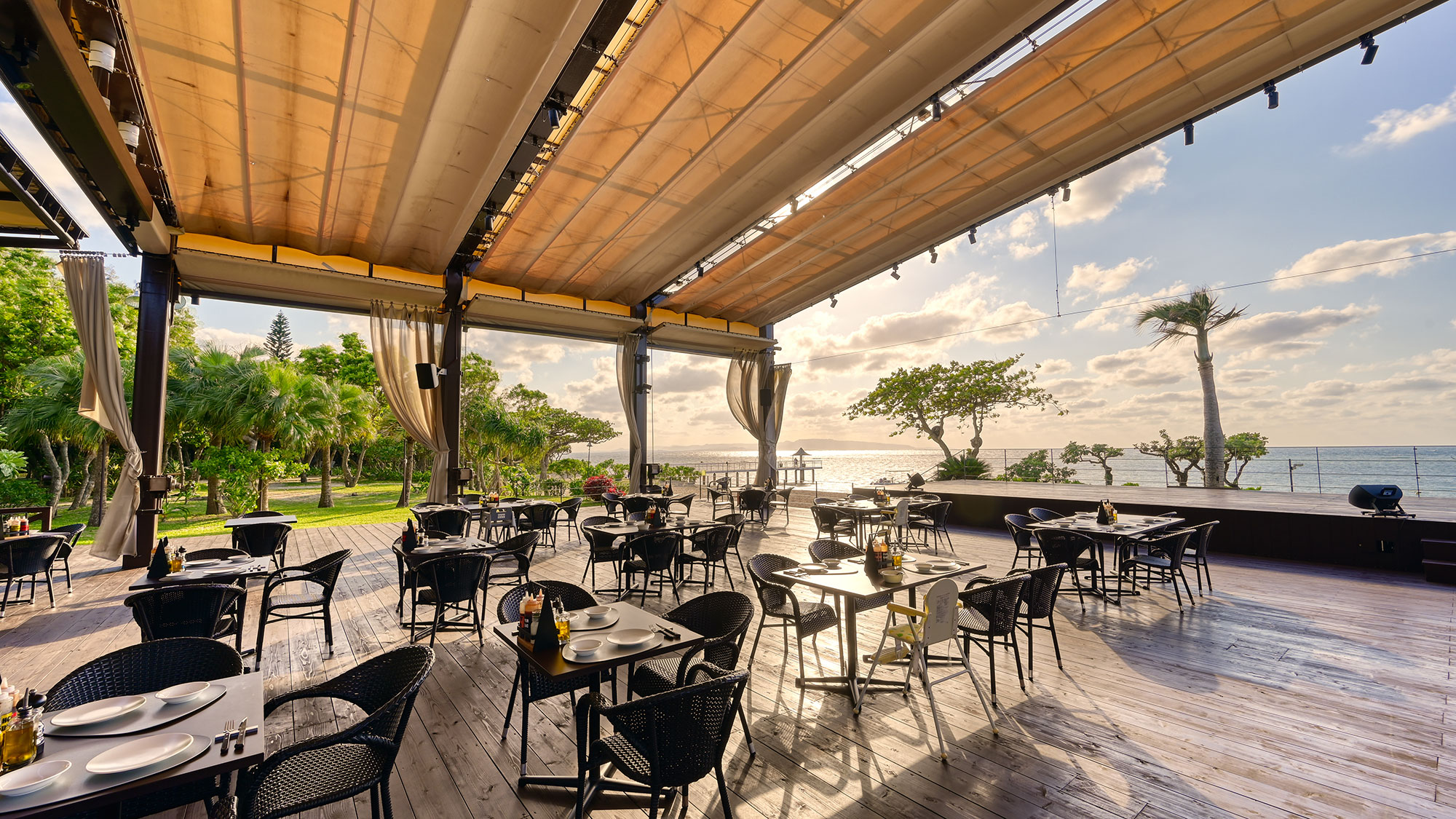 【BEACHSIDE GRILL 夏至南風】全席アウトドアの開放的な空間　※季節営業