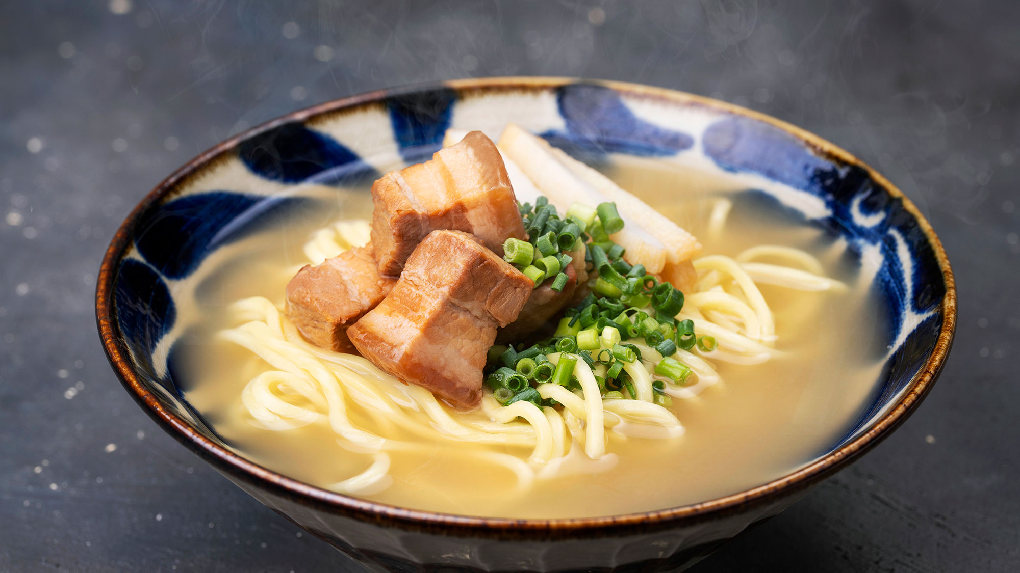 【Aqua Garden Cafe】人気！ソーキと3枚肉の八重山そば