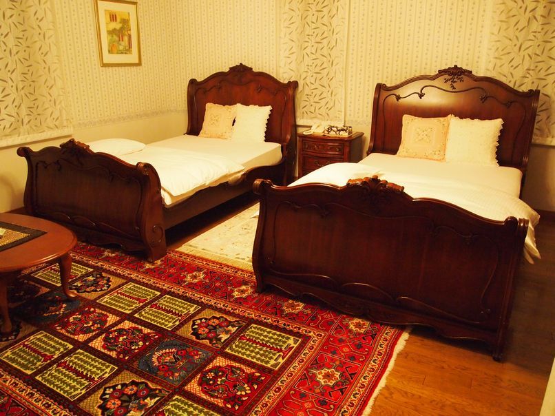 Dobel-sized full-scale bed / twin room