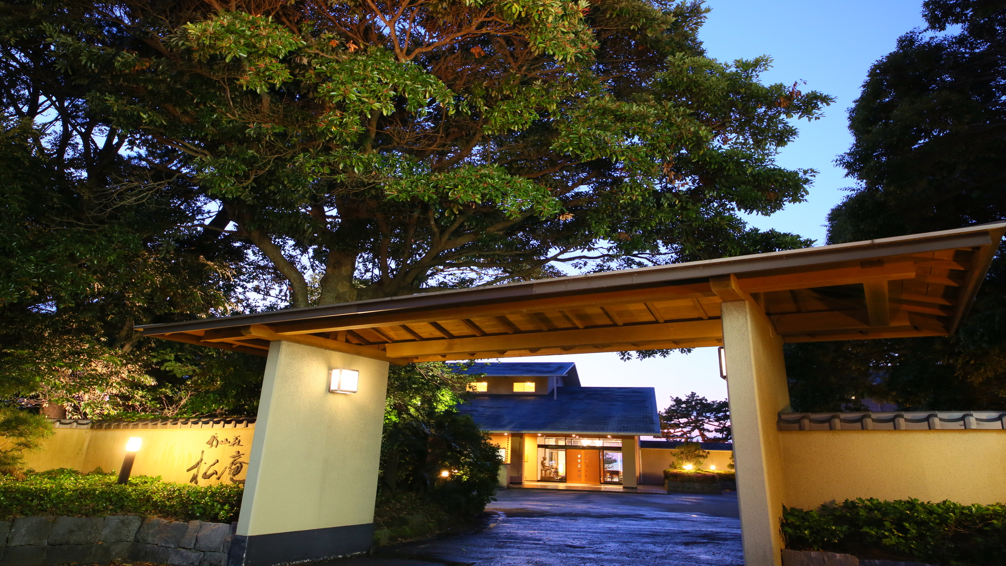 夜の長屋門