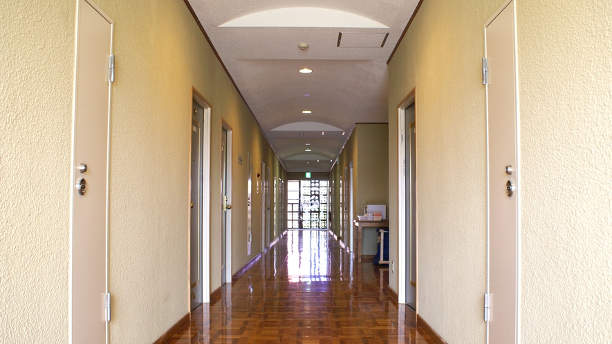 ・施設内の廊下　館内の全ての壁は化学物質ゼロ・殺菌・空気清浄化作用のある中霧島壁です！