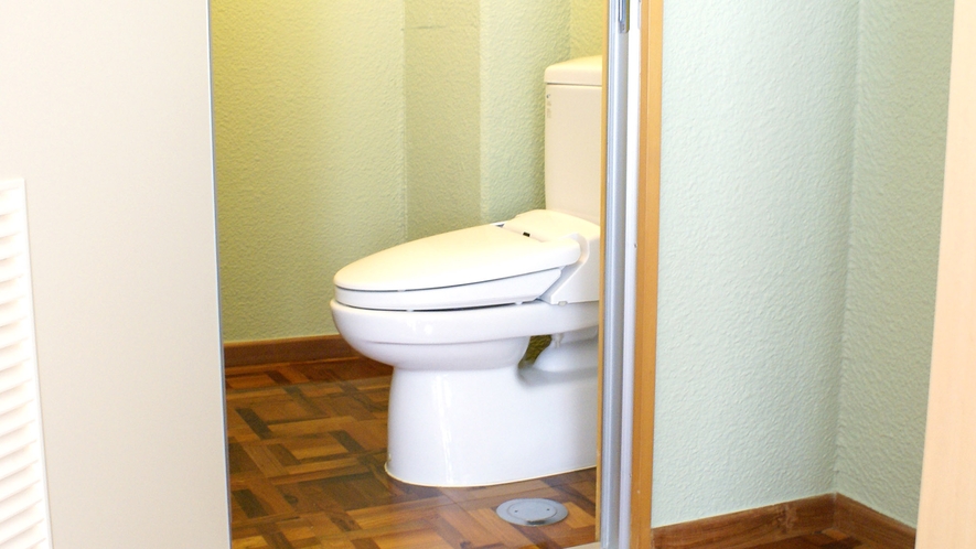 ・トイレ　トリプル・フォースルームはバスルームから独立していて便利です