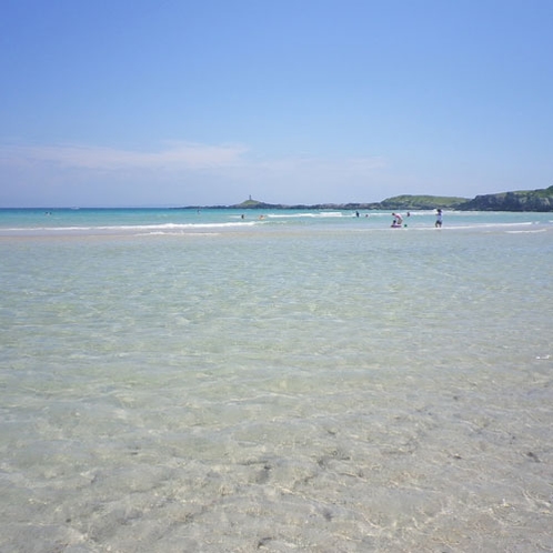 【大浜海水浴場】当館から徒歩10分。遠浅のビーチで小さなお子さまでも安心して遊べます♪